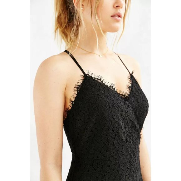 URBAN OUTFITTERS Kimchi Blue Black Scallop Lace Surplice Bodycon Dress sz 6 NEW - Picture 5 of 14